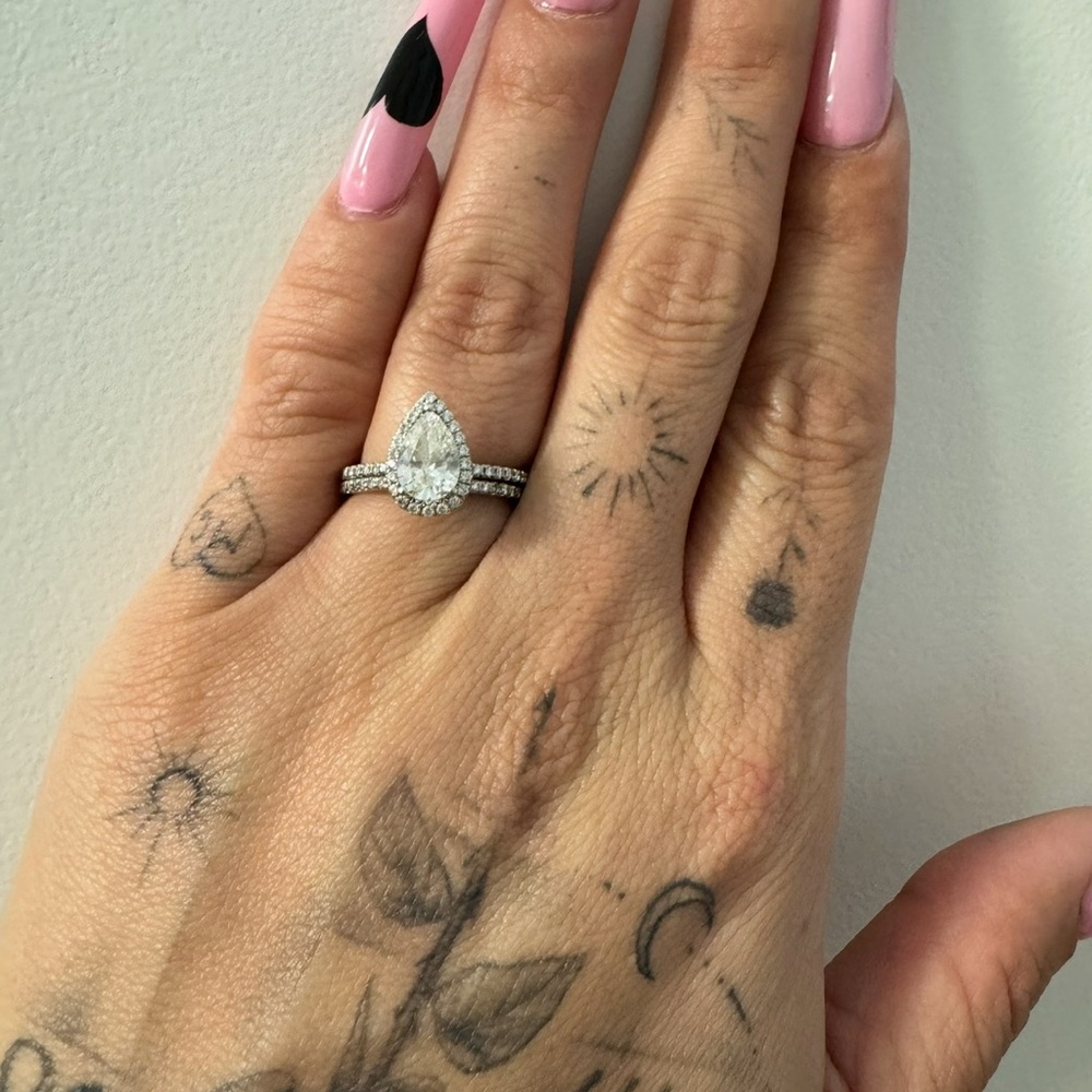 Elegant Silver Teardrop Ring